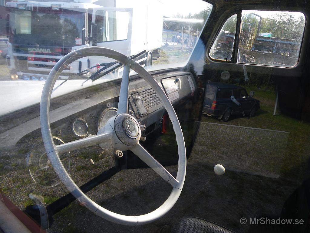 IMGP4148.JPG - Vit bakelit ratt, det är fortfarande en lite speciell nostalgitripp. En 35 år nyare Scania syns i bakgrunden och den är ändå 10 år nu...