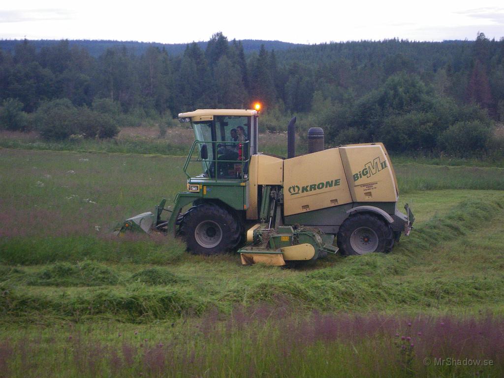 IMGP1623.JPG - En hiskelig gräsklippare, eller som den heter slåtterkross. Största i Norrland och har en klippbredd på närmare 7 meter. Detta ger snabb och effektiv skörd av vallväxter. En kille i Offerdal äger denna och kör runt hos odlare och slår mot timpenning. Gräsklipparen kostar ca 2 mille..