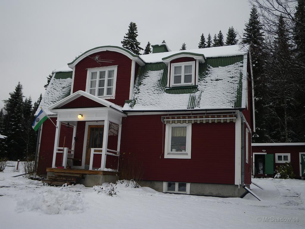 IMGP2346.JPG - Nytt fenomen syns här. Snön ligger kvar på taket... vilket innebär att det inte läcker så mycket värme innifrån längre. Så tilläggsisoleringen av vinden fungerar.