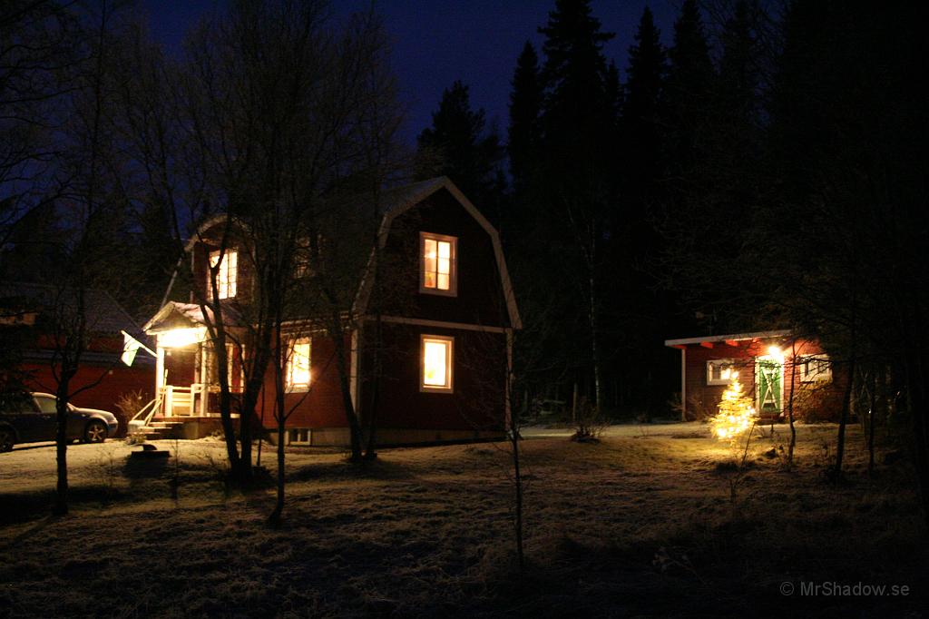 IMG_5713.JPG - Det fattas lite månljus och snö för att denna vy skall bli riktigt bra. Kanske lite för mycket ljus i fönstren..