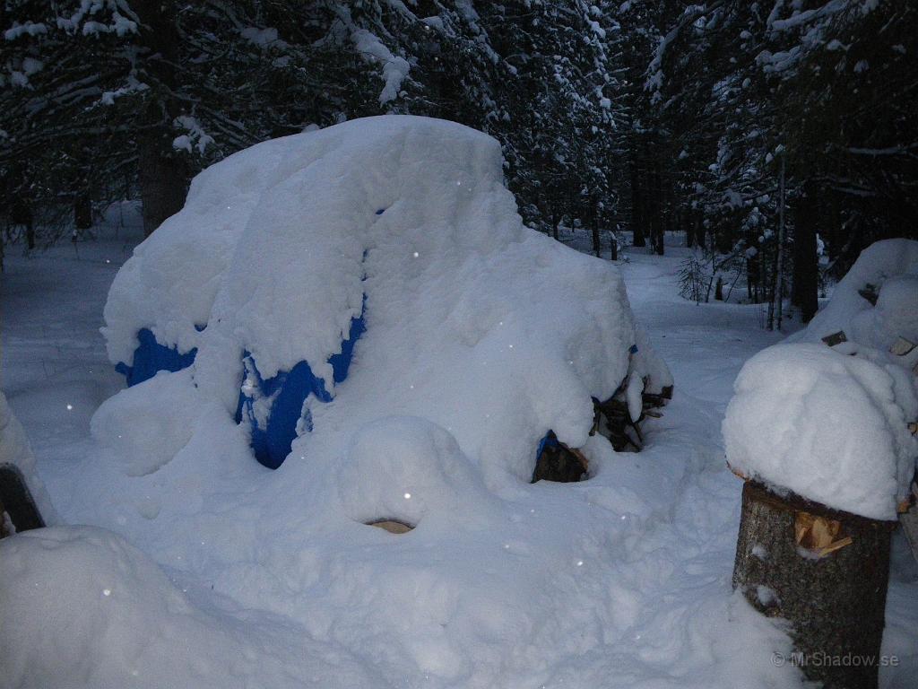 IMGP2805.JPG - Här ser det ut att vara mer snö, men det är en del av vedhögen.