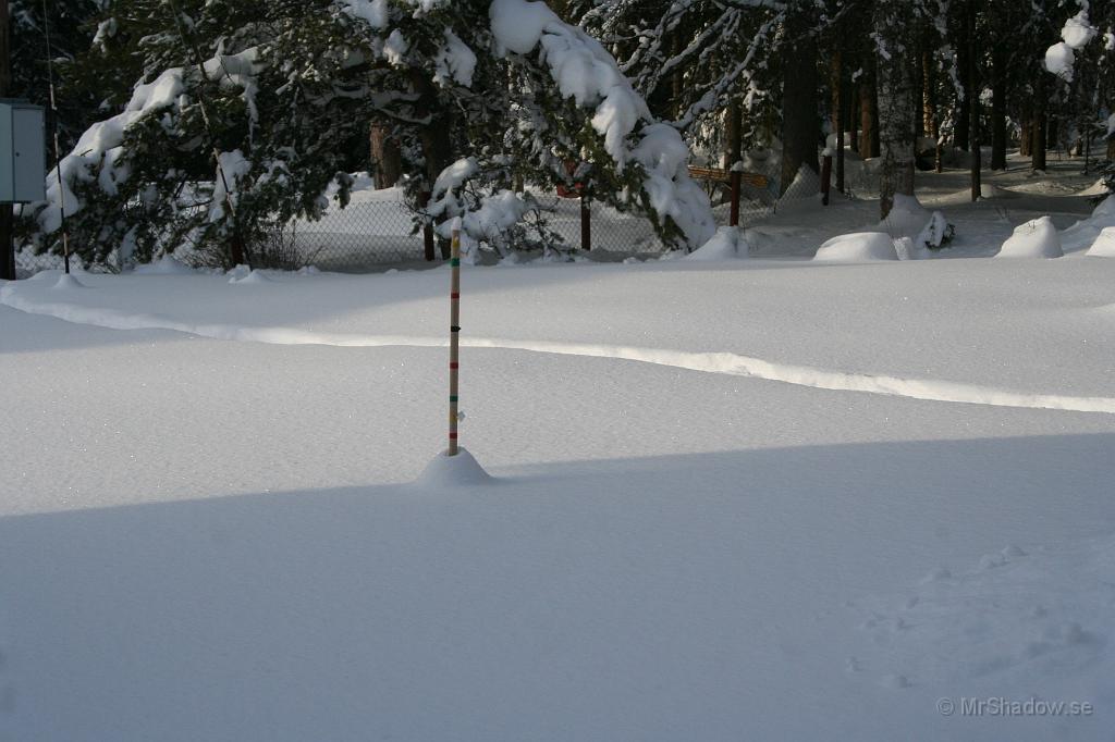 IMG_6390.JPG - Snön samlar sig kring mätpinnen, men inte blir det djupare ändå.. ca 60 cm är det fortfarande.