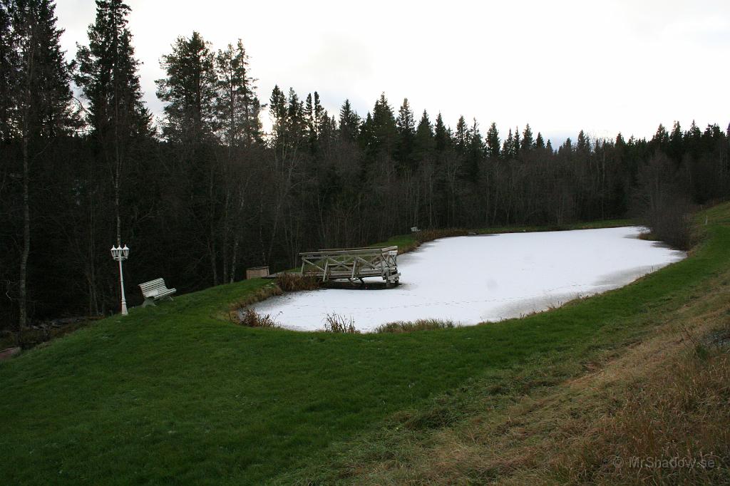 IMG_0828.JPG - På andra sidan vägen mot kohagen är dammen. Snart dags att leta fram isborren ??