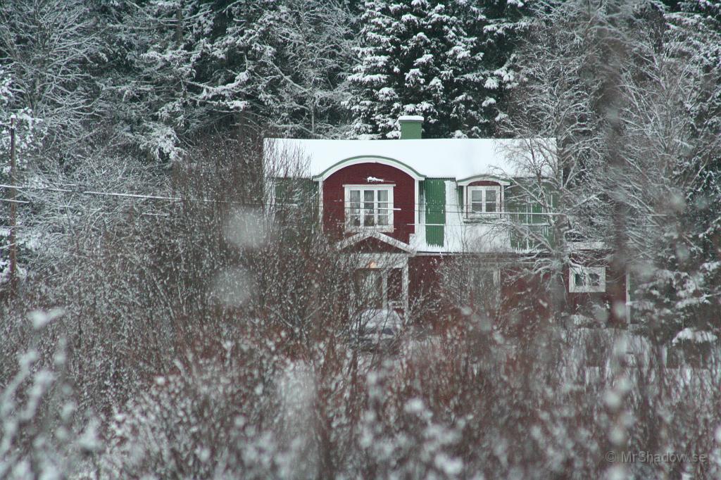 IMG_0911.JPG - Slåttet lite på distans igen.. Nu med snö på taket.