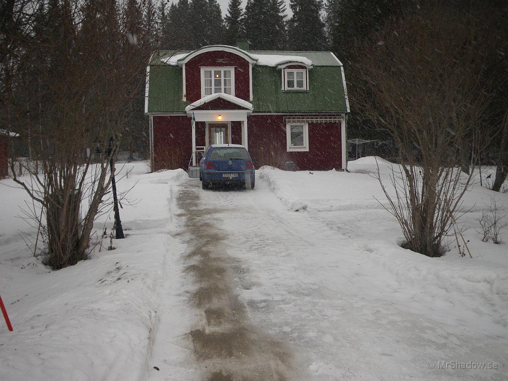 IMGP5619.JPG - Letade reda på sandhinken och spred ut lite "halkbekämpning" mellan landsvägen och farstukvisten.