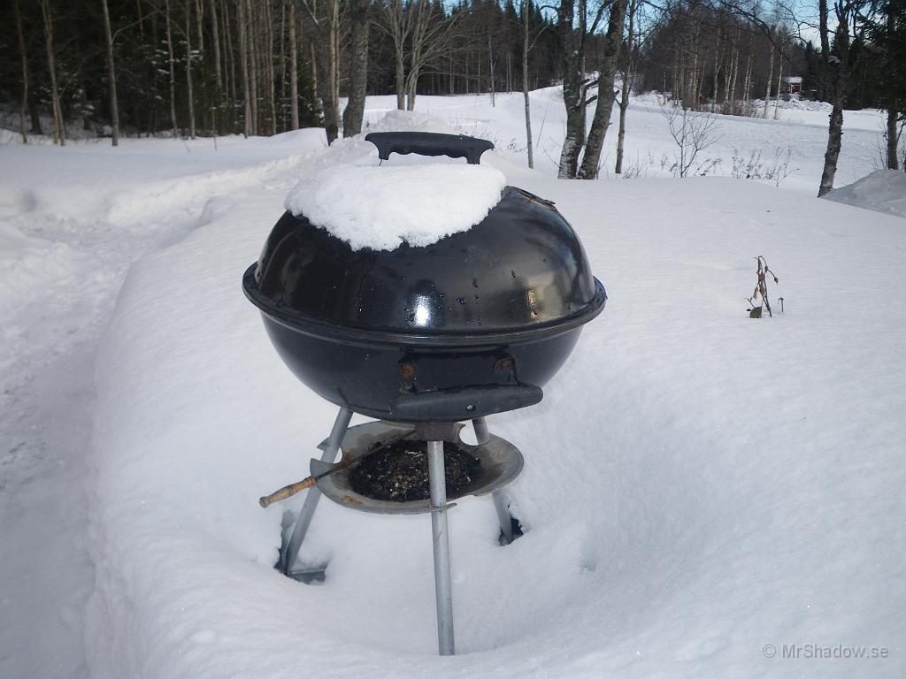 IMGP5681.JPG - Grillen vilar så länge. Har inte varit riktigt läge..