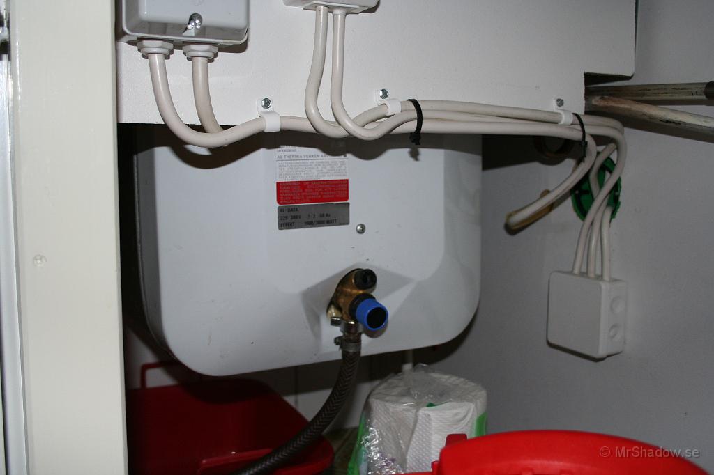 IMG_2170.JPG - Varmvattenberedaren är parkerad under diskbänken. Lite kablar också..