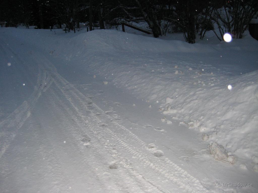 IX70_0187.JPG - Ansåg att det var lugnast att ta bort snövallen innan man provade att köra in på uppfarten. Inte så tung snö som tur varKlockan är bara ca: 15 men det skymmer lite ändå