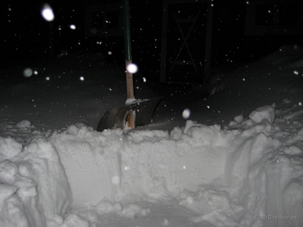 IX70_0194.JPG - Snöskottning lördag kväll ca: 22.20Det har drivit i gången till uthuset 