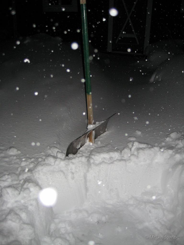 IX70_0197.JPG - Snöskottning lördag kväll 1/12 ca: 22.20Det har drivit i gången till uthuset 