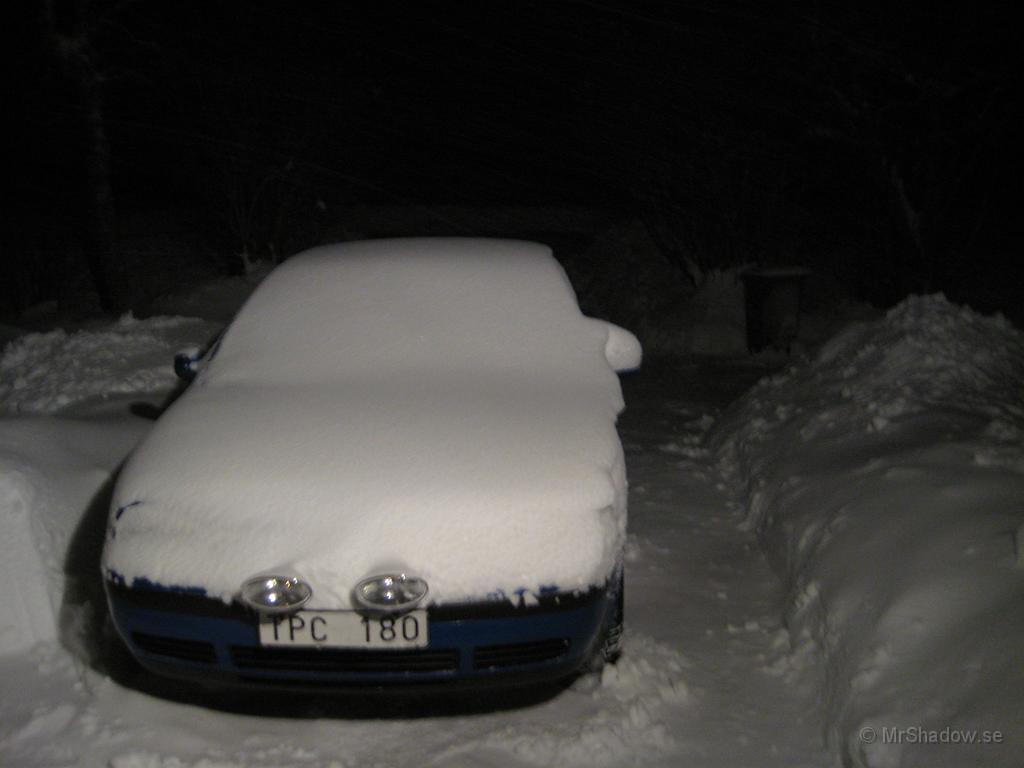 IX70_0199.JPG - Just skottat runt bilen, men det börjar se ogjort utIngen mening att sopa av de få centimetrarna på bilen då det fortfarande snöar.