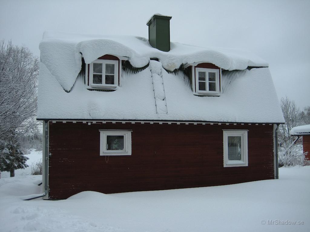 IX70_0205.JPG - Så mycket snö är det inte på taketStörsta drivorna är ett par veckor gamla