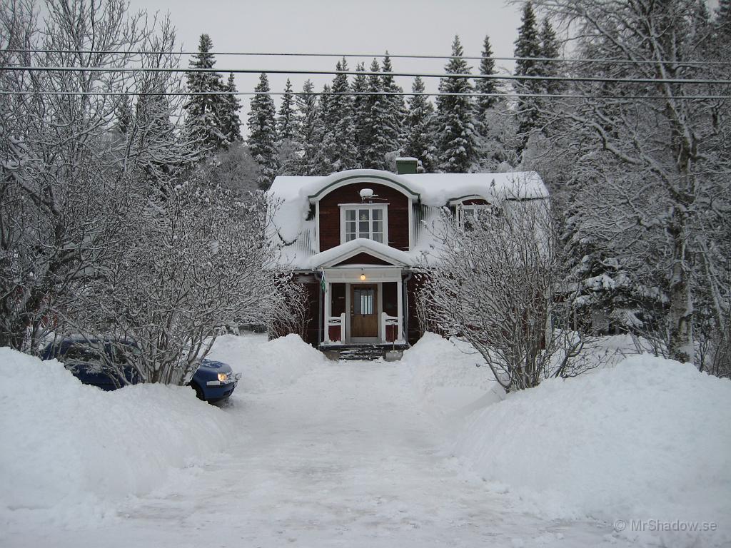 IX70_0211.JPG - Snödrivorna vid vägen är lika höga som bilen