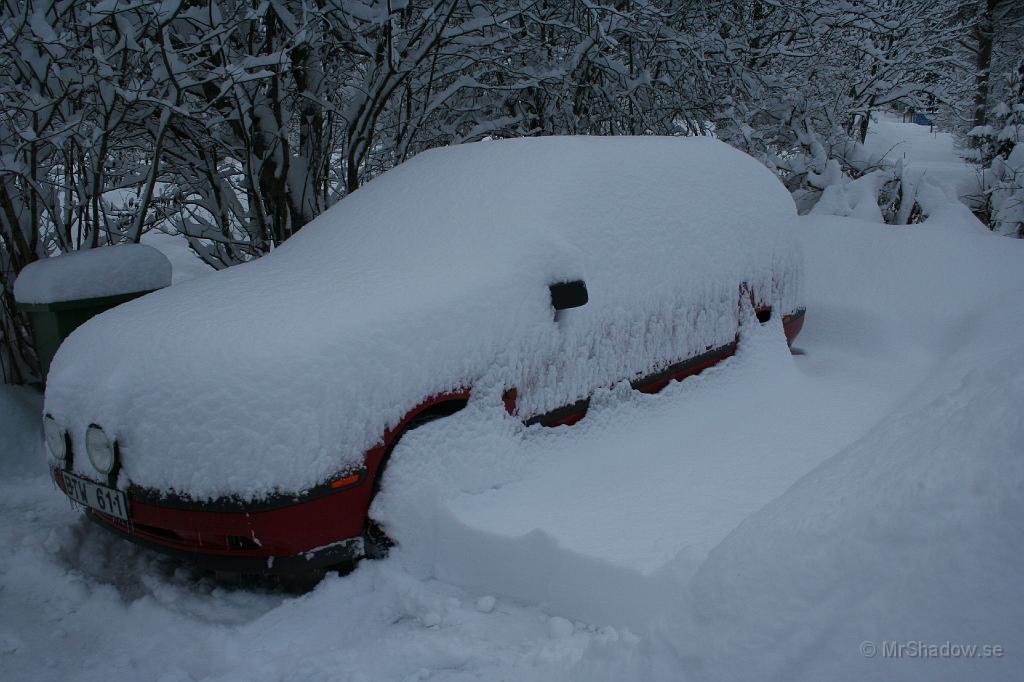 IMG_3279.JPG - Till och med Lastbilen ser ordentligt insnöad ut.Det har nog kommit en dm snö på ett par timmar.Kanten är nog 25 cm minst.