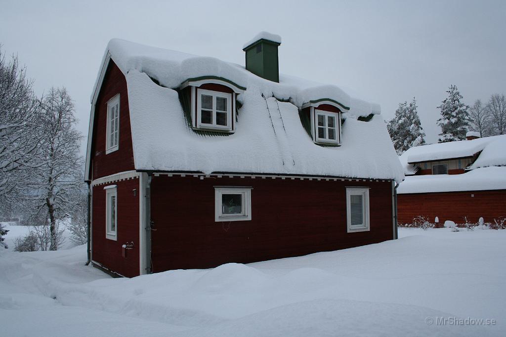 IMG_3285.JPG - Det ligger snö även på de brantaste delarna av taket