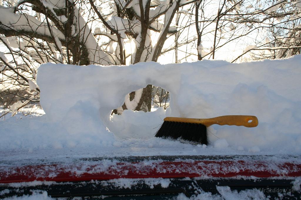 IMG_3312.JPG - Det råkade gå hål på snön..OBS sopen är ingen leksak, fast det ser ut så..