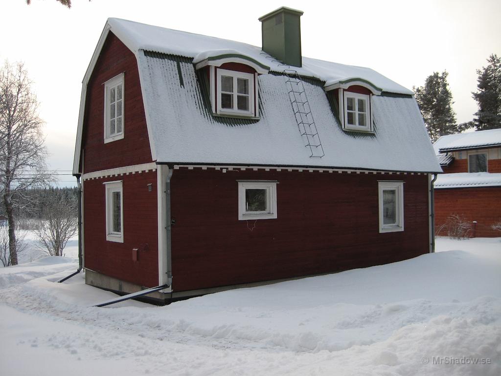 IX70_0454.JPG - Lite kyligt är det, men en fin dag.Det syns lite rimfrost på baksidan av huset bortom fönstret till vardagsrummet.