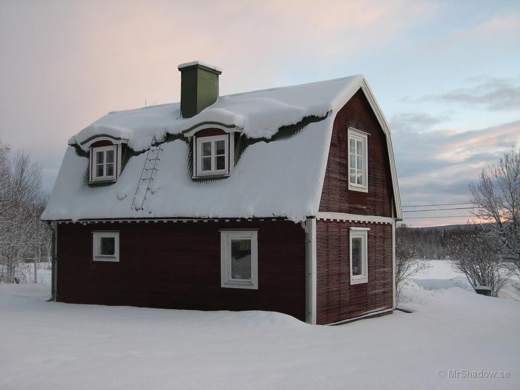 IX70_0504.JPG - Det ser kallt ut. Frost på västra fasaden, men det är också den sidan som är minst uppvärmd.