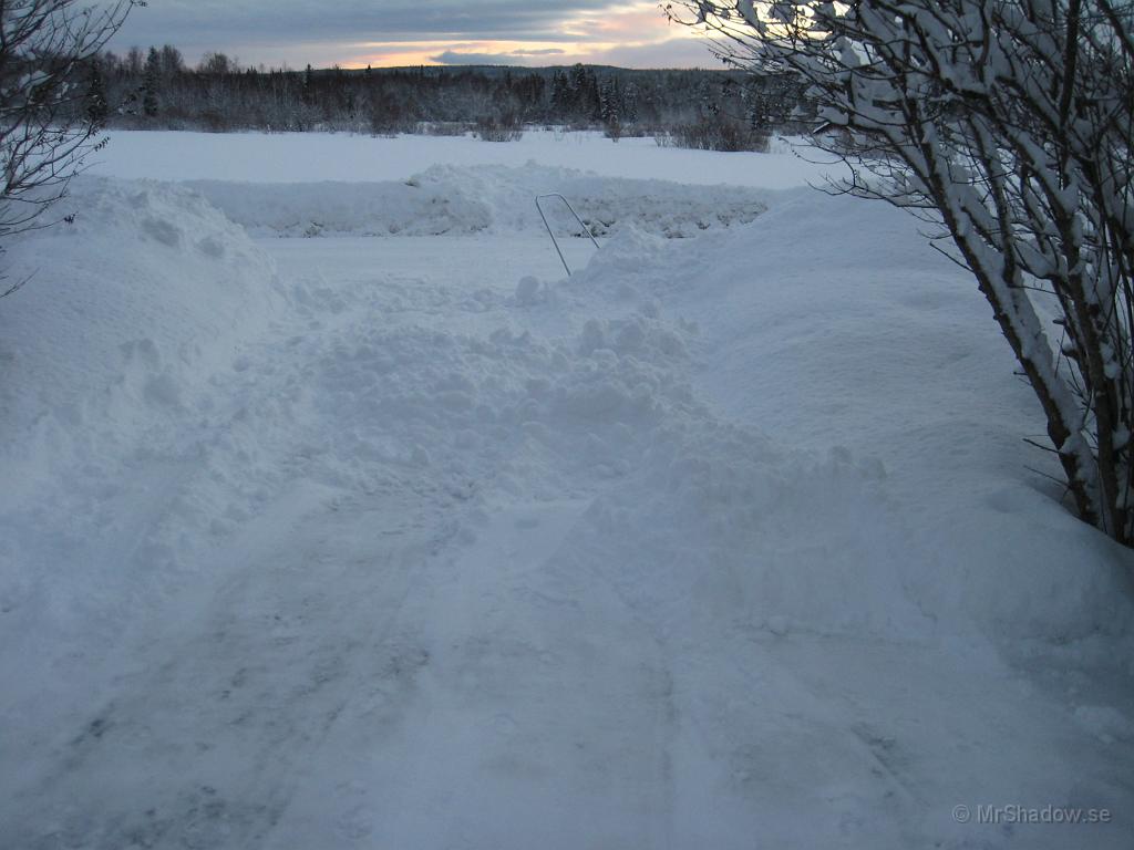 IX70_0506.JPG - Drygt jobb att få bort snön på uppfarten. Snön blir packad och tung när plogbilen lämnat en vall på infarten