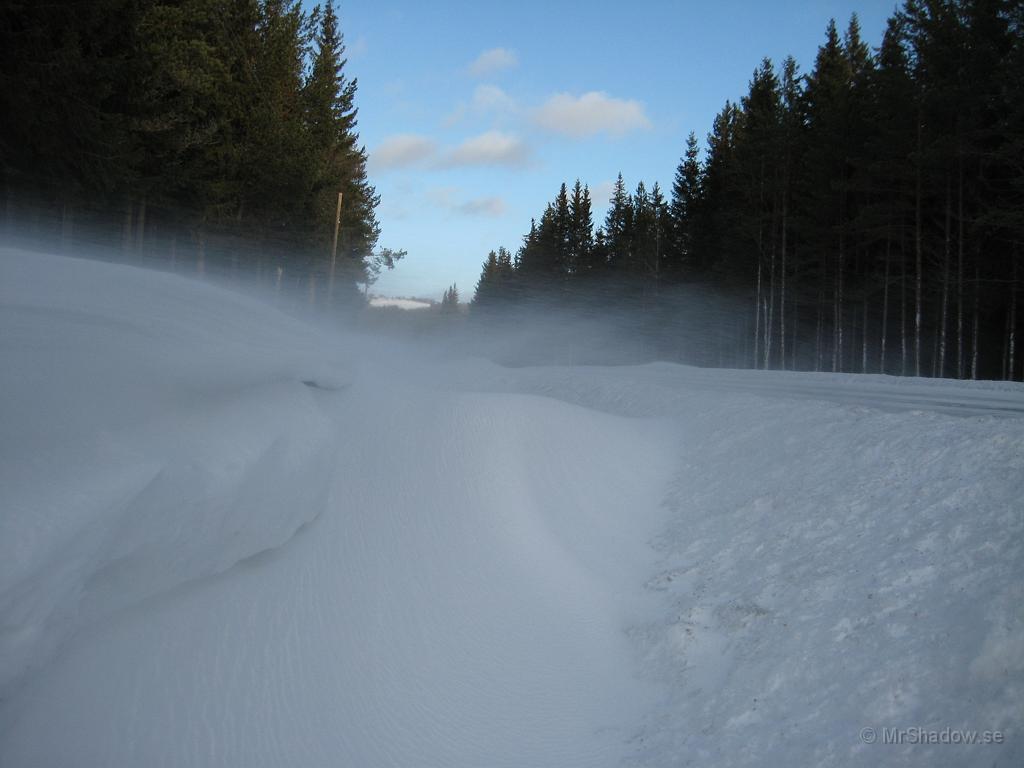 IX70_0591.JPG - Och så bildas de, genom att snö som driver fastnar