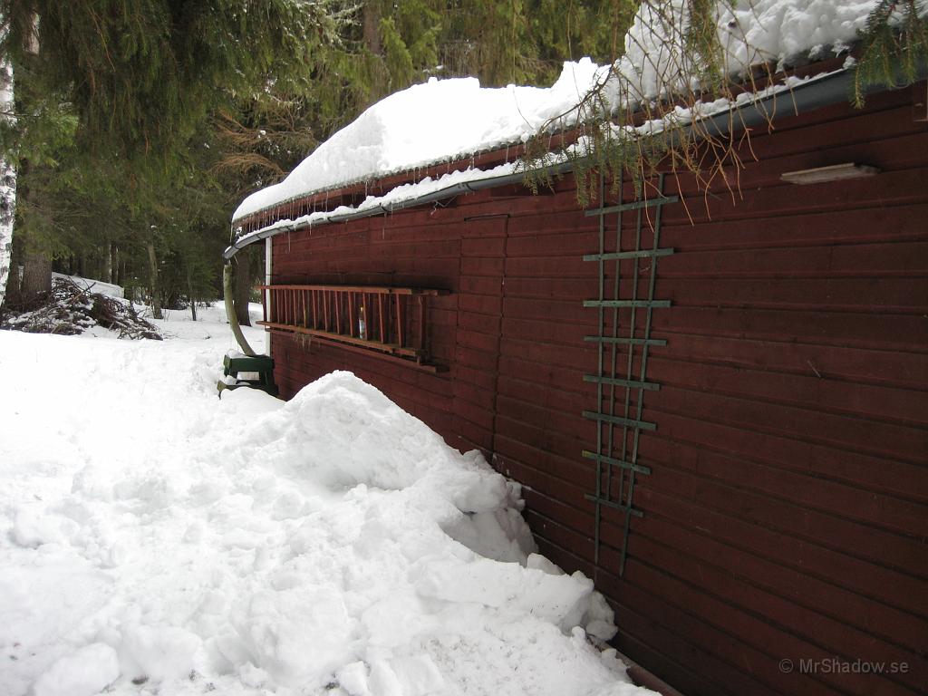 IX70_0617.JPG - Hmm. Snön från taket spärrar reservutgången...Så det blir flytt av snö en gång till