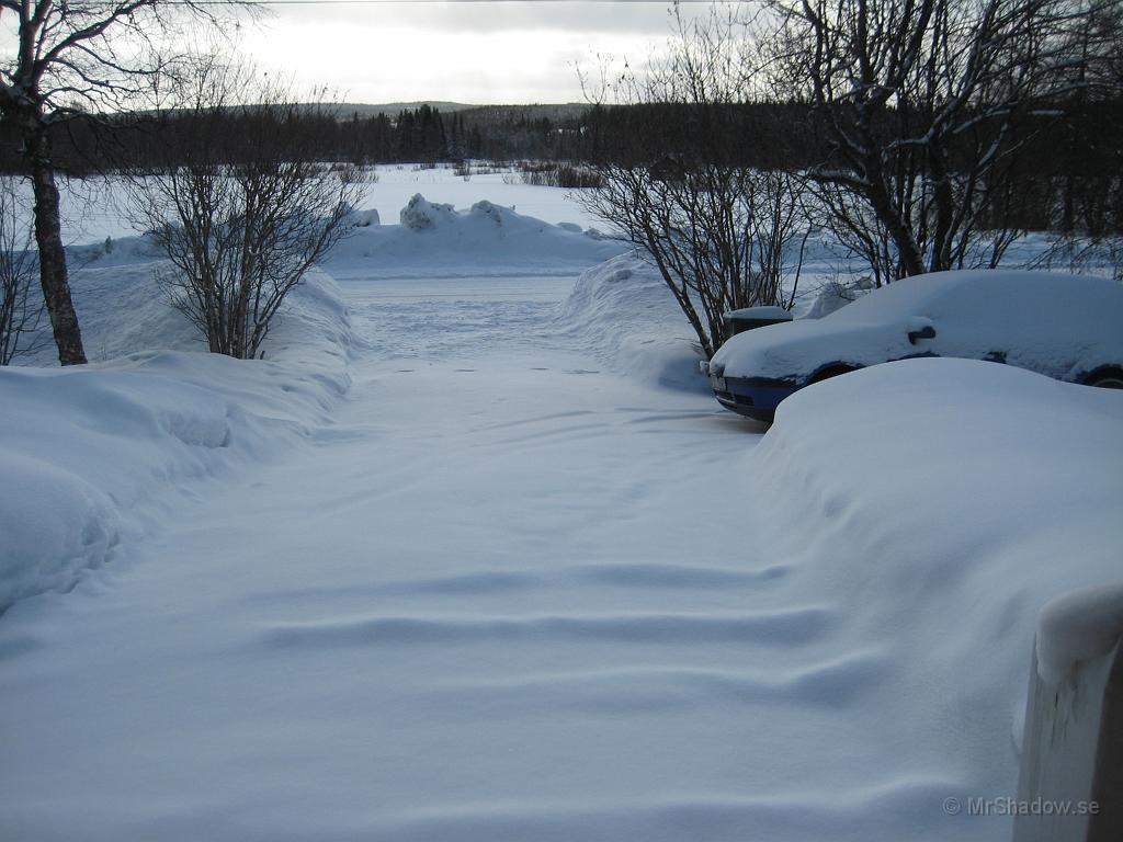 IX70_0694.JPG - 2008-03-21 LångfredagDet var ett par centimeter snö redan på torsdagen, men det fick ligga då det var fastfruset. Straffet var att nysnön denna dag blev liiite besvärligare att ta bort. Typiskt.