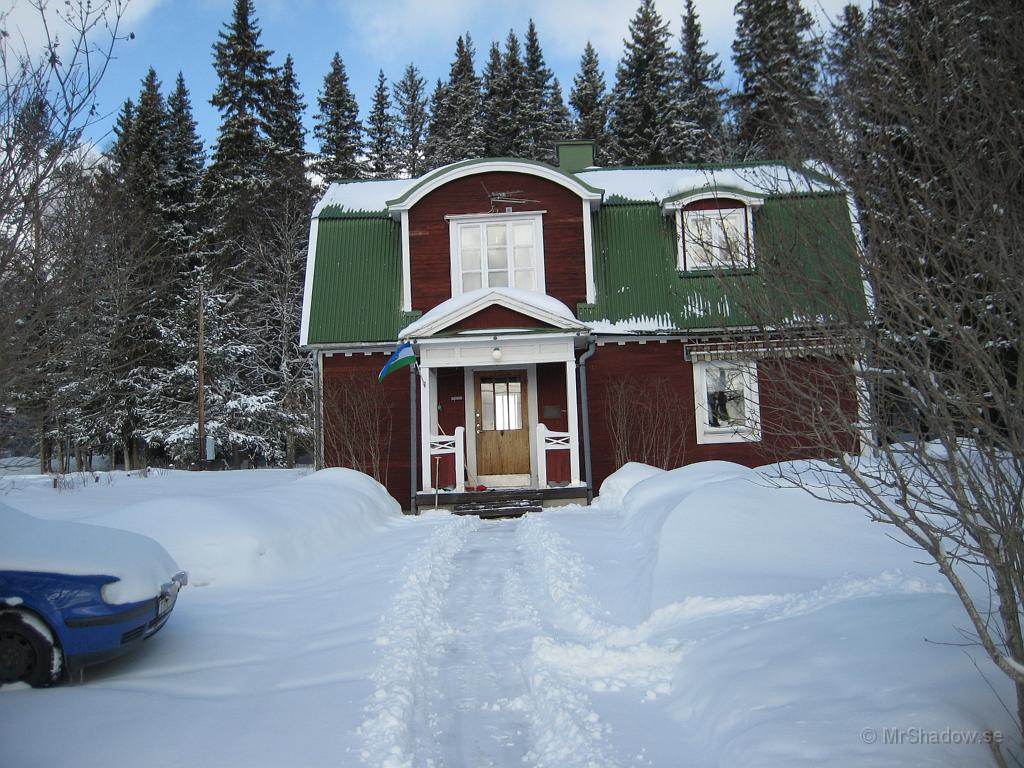 IX70_0695.JPG - Påbörjat röjningen i vart fall. Efter att ha hackat lös de fastfrusna snöredskapen..