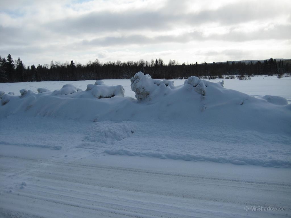 IX70_0696.JPG - Man hade hittat en effektiv plogbil istället för den som kramade tåget. Snövallen var uttryckt minst 1,5 m från vägen och skapat denna skulptur.