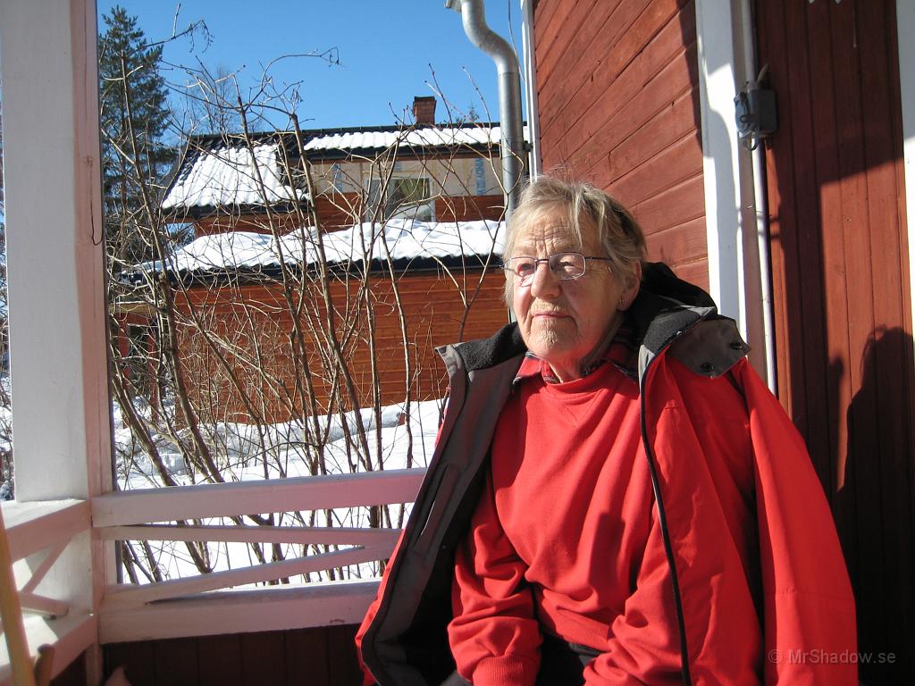 IX70_0735.JPG - Farmor mår gott i solen, fast speciellt varmt är det inte.Under morgontimmarna har det varit -26 och nu är det nog bara varmt i solen.