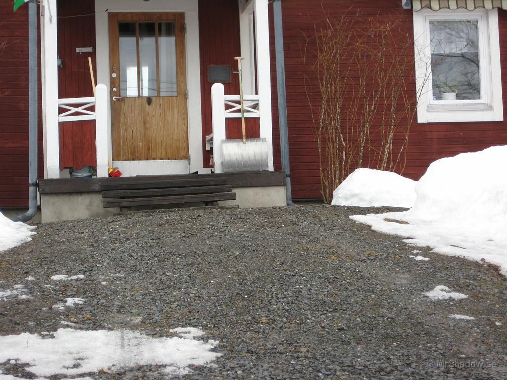 IX70_0758.JPG - Fast snön har blivit vatten.. som frusit ochsvält och orsakar tjälskott