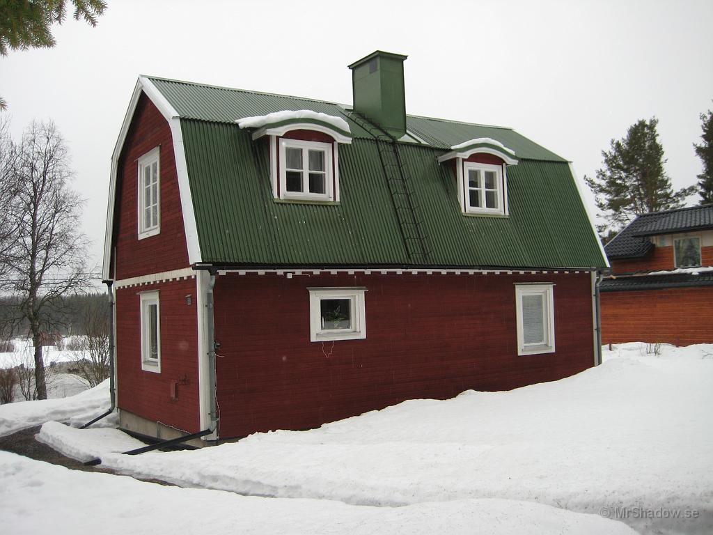 IX70_0763.JPG - Det ligger fortfarande lite snö på takkuporna på baksidan (mot norr)