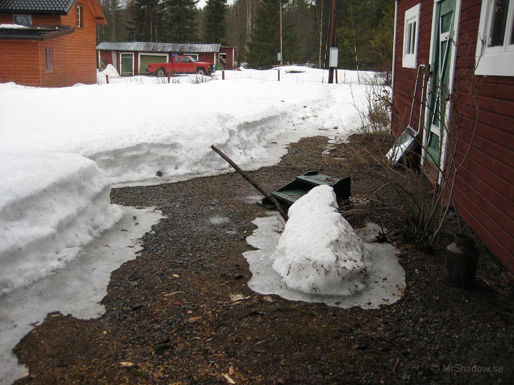 IX70_0764.JPG - Utanför uthuset har det smält rejält, men nu börjar det bli skitigt där istället..