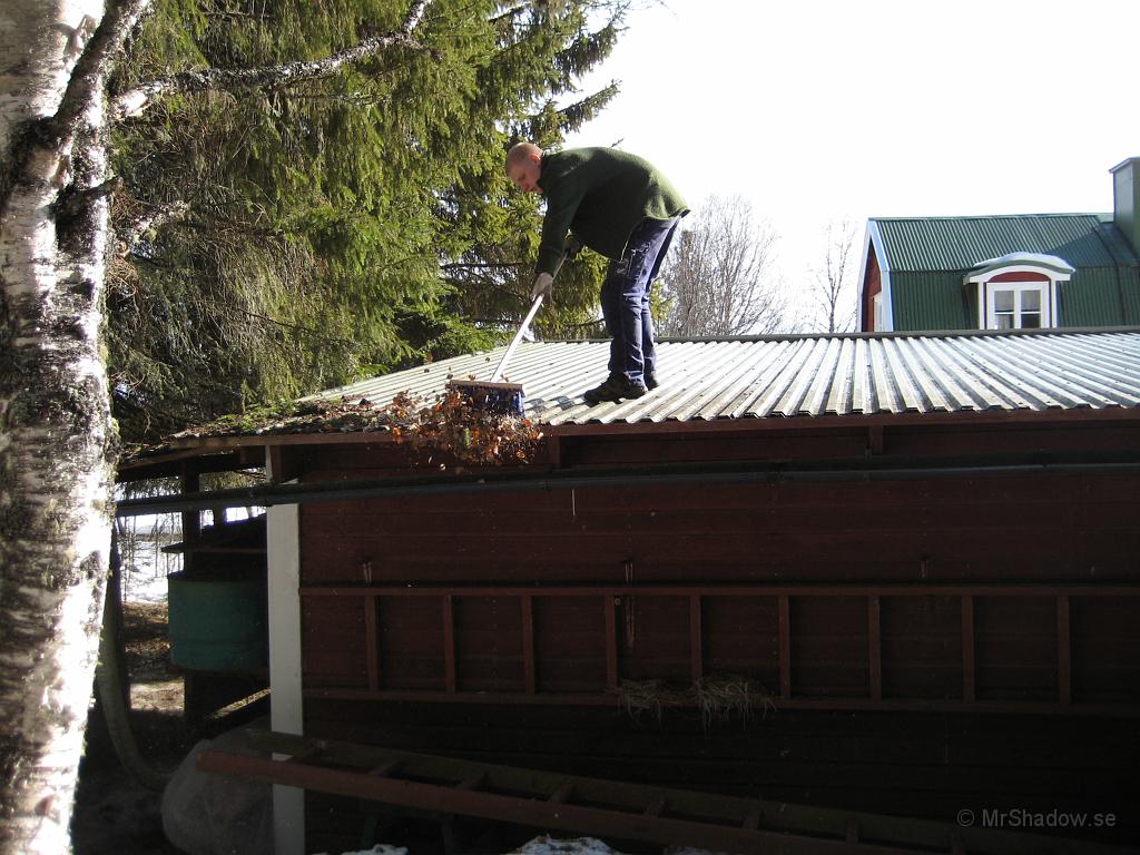 IX70_0793.JPG - Här kan man också se att bakre väggen behöver lyftas. Plinten under nordöstra knuten har nog sjunkit 10 cm..