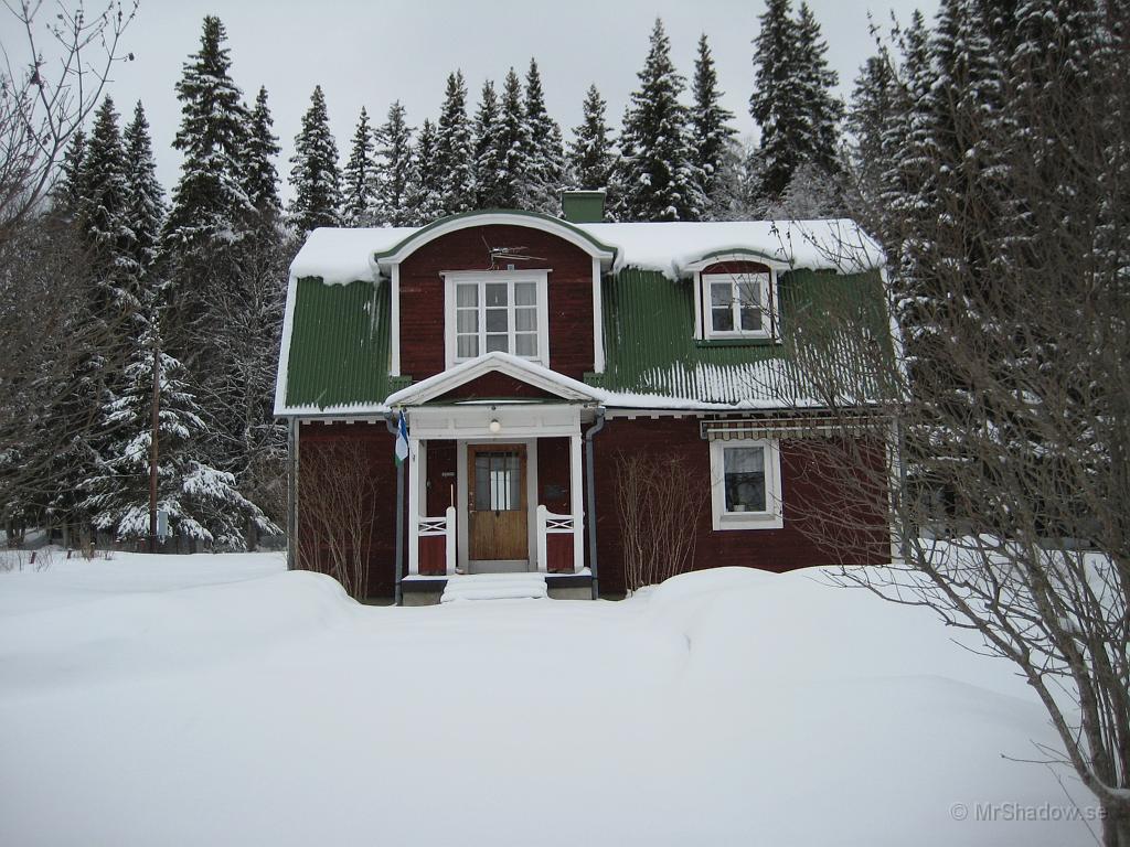 IX70_0796.JPG - 2008-04-10 Torsdag. Det har snöat hela veckan, vilket inte är ett helt främmande aprilväder... Snöredskapen som stått vid bron, ställdes bort helgen innan... suck