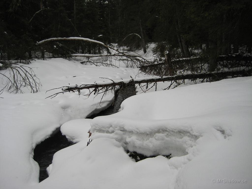 IX70_0825.JPG - Det är dock mycket snö kvar, så vattnet ser svart ut