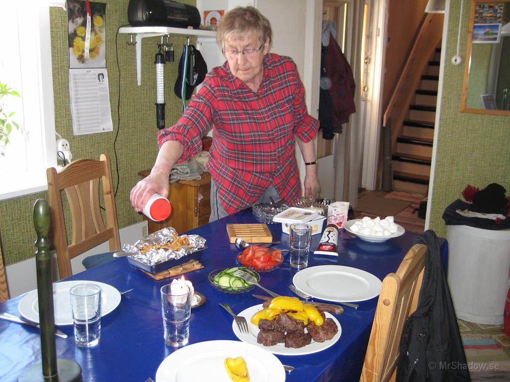 IX70_0881.JPG - Farmor saltar på raggarhavren. Grillat kött och paprika blir det till