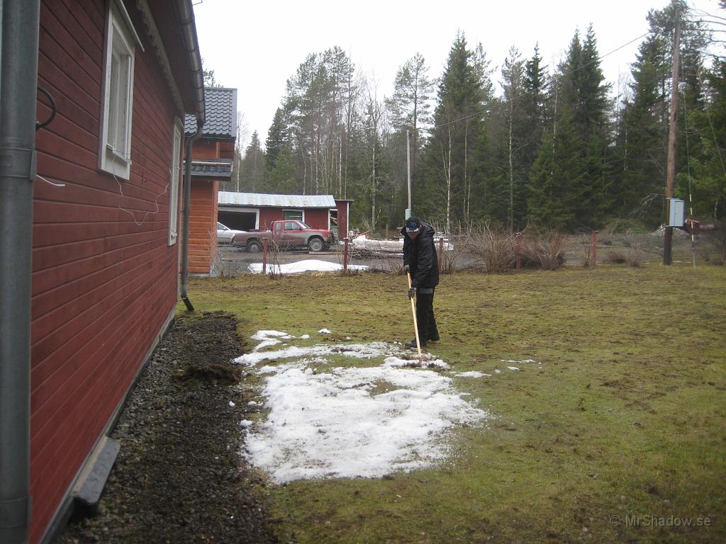 IX70_0966.JPG - Lite utjämning av snön så att den tinar undan lite snabbare