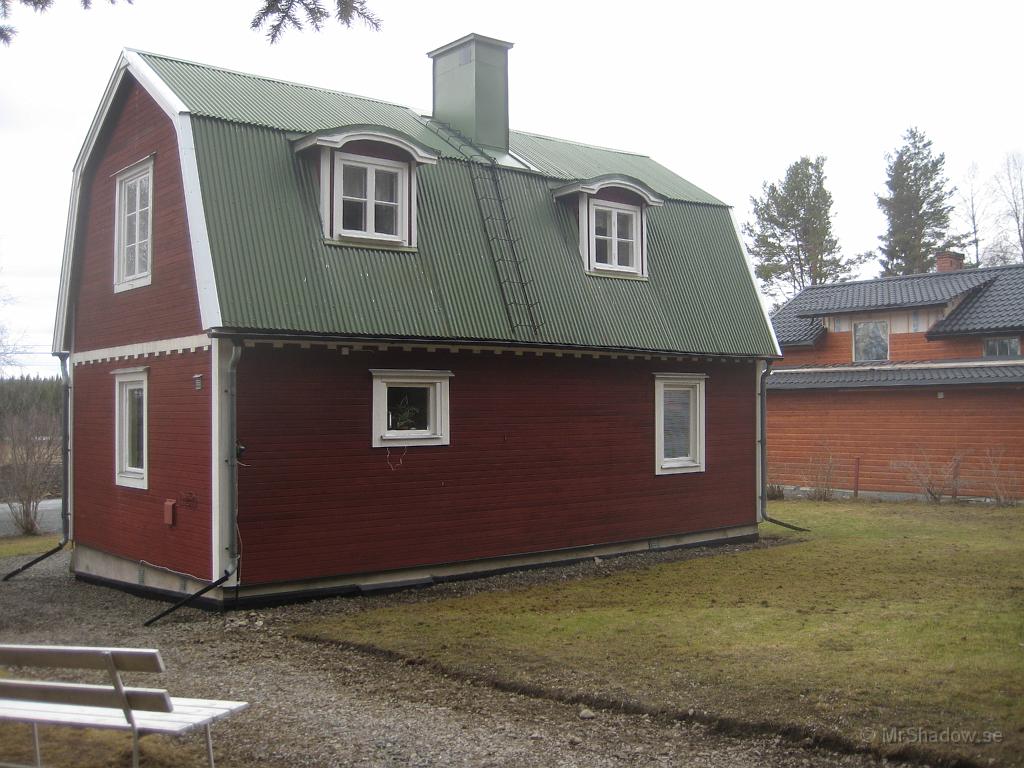 IX70_0967.JPG - 2008-05-04  Nu har all snön bakom huset tinat bort. Mossan har också hunnit blivit lite tillräfsad..