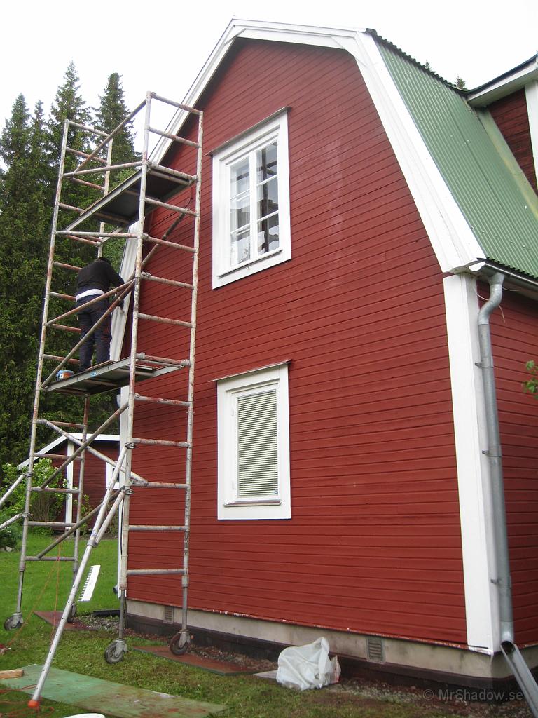 IX70_1277.JPG - Nu börjar det att likna något. Fattas nu bara den vita dekorativa brädan mellan våningsplanen.Den och övriga runt huset väntar liggande i gräset på översyn och lite ny färg