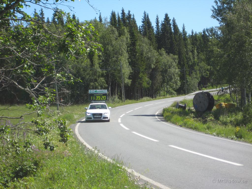 IX70_1387.JPG - St: Olofs loppet på gång.   En löpare skymtar faktiskt till höger om kabeltrumman