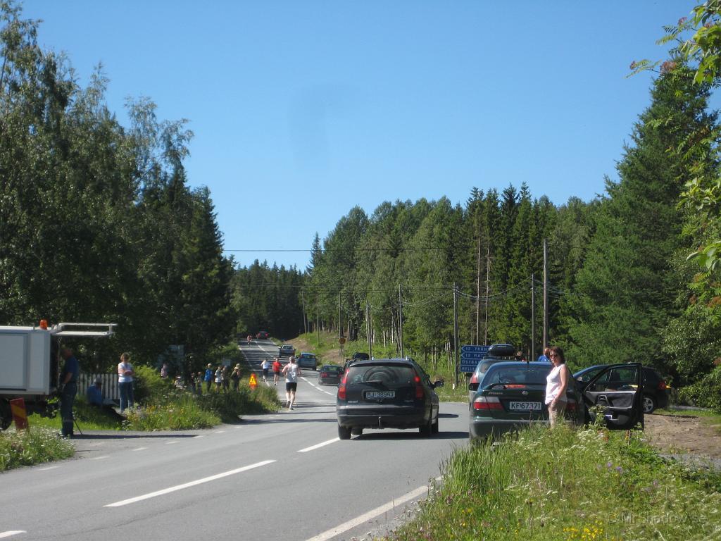 IX70_1388.JPG - Köbildning och trafikstockning i Slåttekorsningen. Inträffar ungefär en gång per år.. Undrar om de står och vätar på bussen ?? Då får de nog vänta till i augusti...