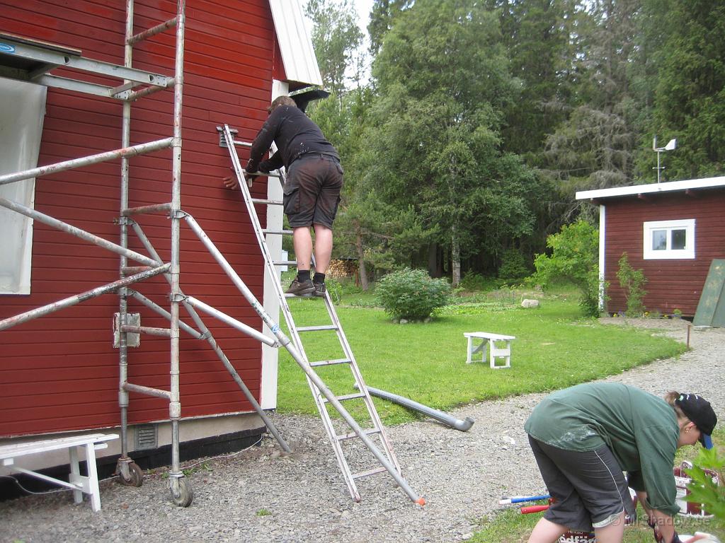 IX70_1477.JPG - 2008-07-10  Sista strykningen med rödfärg är nu snart klar på östra väggen