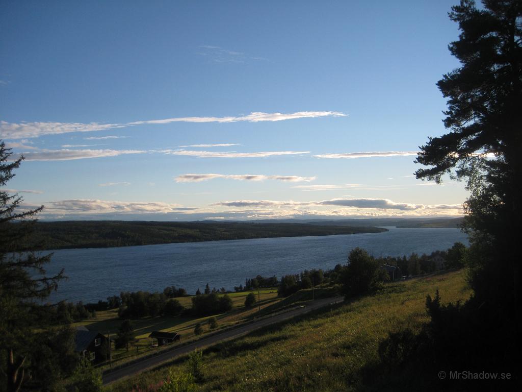 IX70_1506.JPG - 2008-07-18  Sent på kvällen, utsikt från gården hos bekanta i Röde Alsen