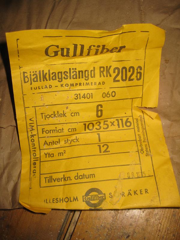 IX70_1842.JPG - Man har använt omslagspappen till gullfiber för att täta trossbotten.. Tillverkat 1975 -08 i vart fall.