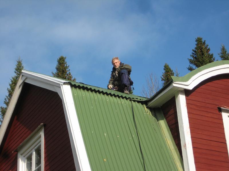 IX70_1858.JPG - 2008-10-05  Höjdarjobb för Bodyguard. Vid ett besök på vinden konstaterades att det inte var helt vattentätt vid spikarna som håller takplåten. Av erfarenhet så vet vi att tätningen under klockspiken inte är den bästa. Så då är det bara att åtgärda...