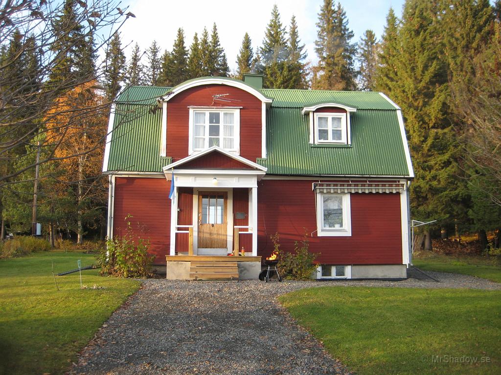 IX70_1911.JPG - Eld är det i spisen, det syns på röken ur skorstenen och även grillen är tänd.Alltså är det snart dags för middag.