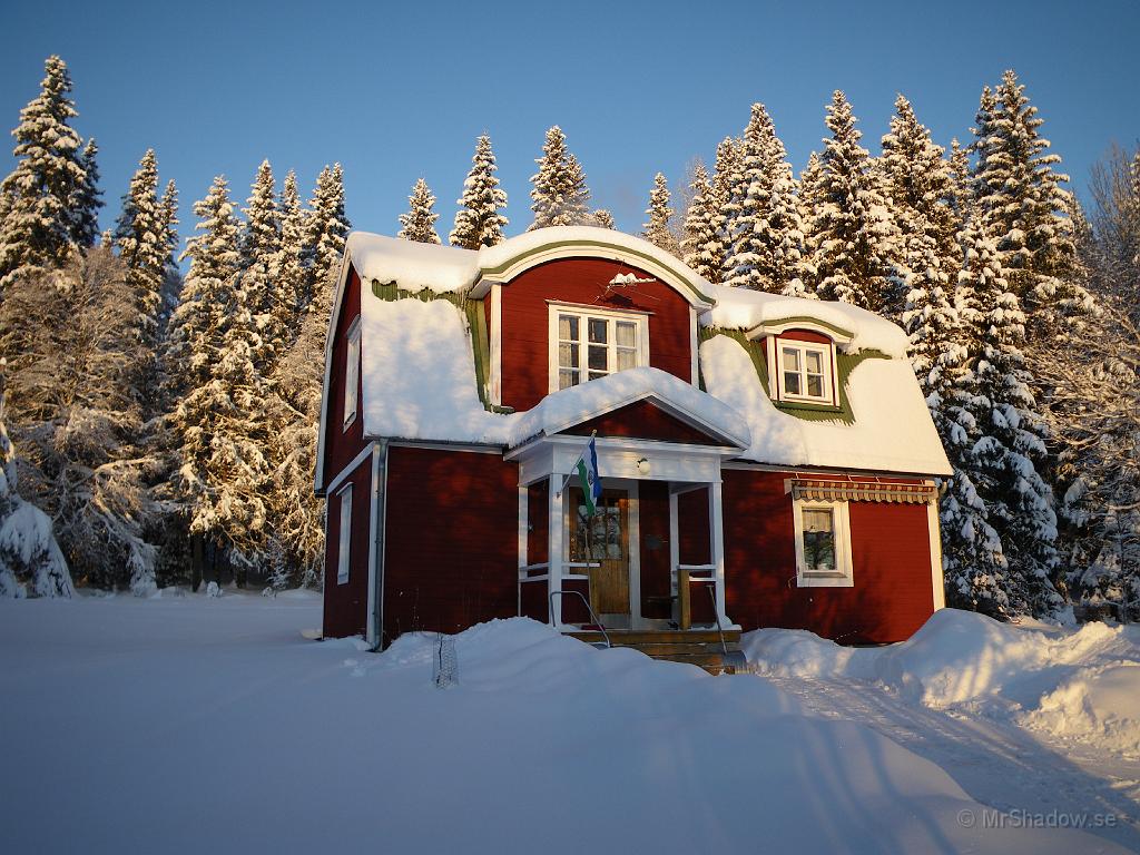 IMGP0052.JPG - Svårt med solljuset i december. Solen är så lågt att det inte räcker till för hela huset. Kallt och klart är det.