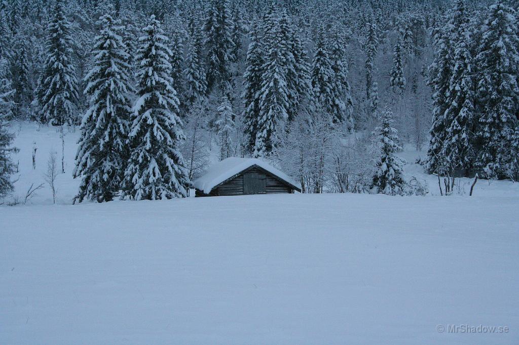 IMG_4104.JPG - 2008-12-06  I andra änden av byn finns denna ängslada ner mot Slåtteån