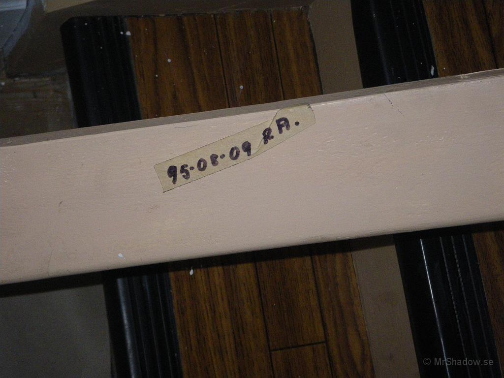 IMGP1405.JPG - Senast det var ommålat var tydligen 1995-08-09. RA är initialerna på en föregående ägare och liknande "bomärken" har jag hittat på många ställen. Här var det en bit målartape på baksidan av trappräcket. Kul med historia.