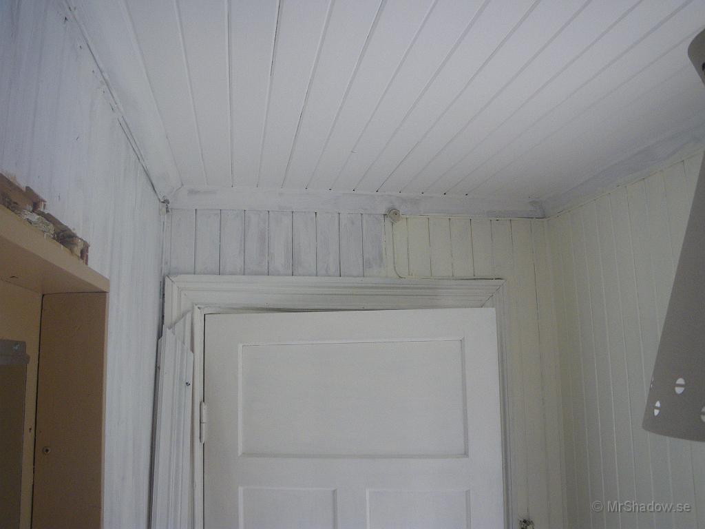 IMGP1425.JPG - Efter det att taket är färdigt, så skall nu väggarna målas. Tyckte till att börja med att det var lite för gul "Äggskalsfärg", men konstaterar att det blir en varmare nyans i rummet, än om det varit helt vitt..